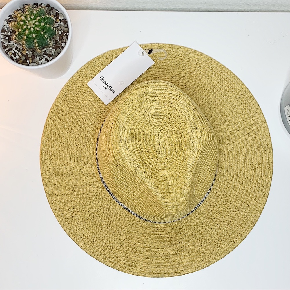 Straw sun hat w/ Chevron accent.